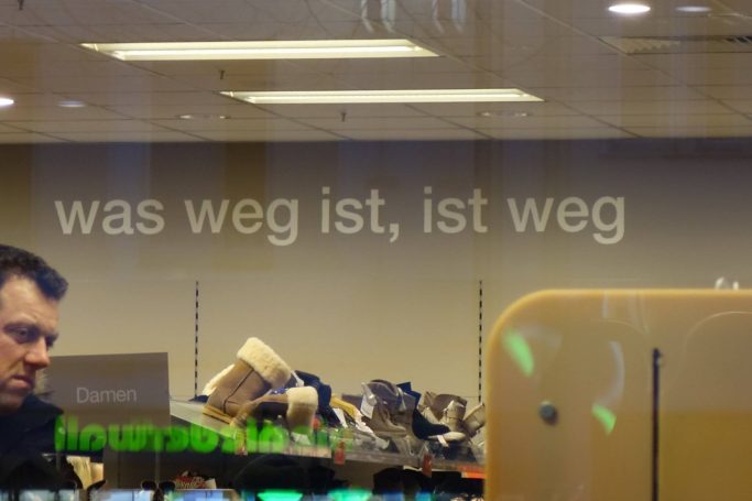 Blick in ein Schaufenster, Ausverkauf von Schuhen