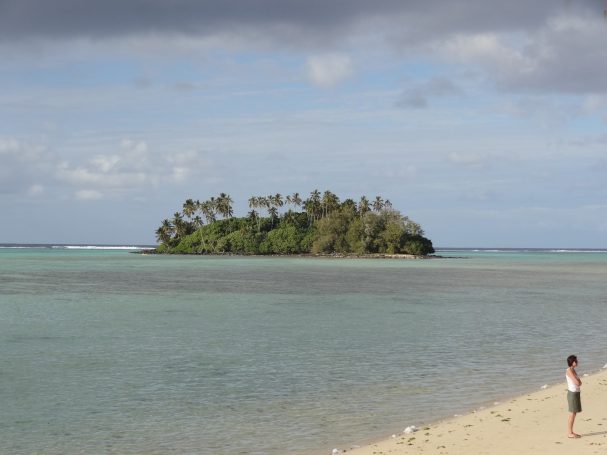 Muri Beach Strand von Rarotonga, im Hintergrund eine kleine Palmeninsel